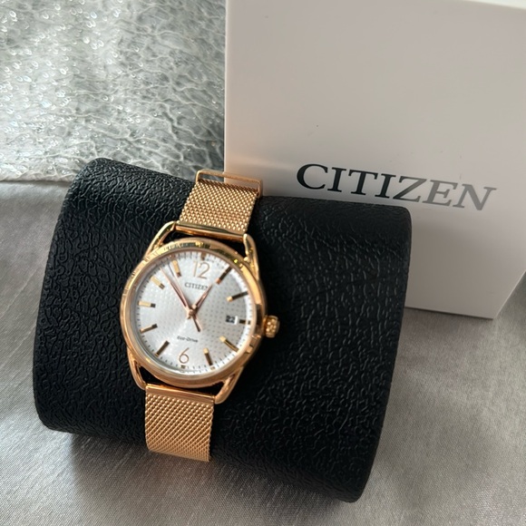 NWT Citizen Drive Ladies Rose Gold Tone Mesh Bracelet Watch - Picture 4 of 7